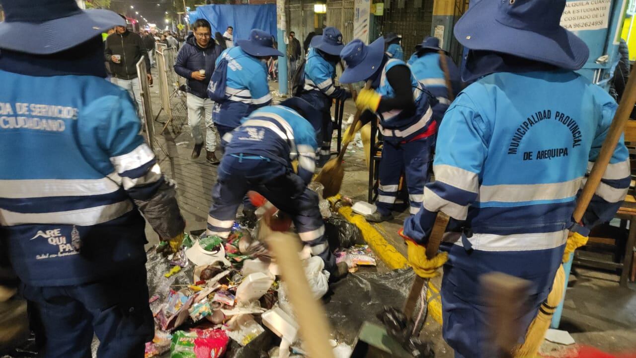 Trabajadores de limpieza recogieron desechos tras el corso. (Foto: GEC)