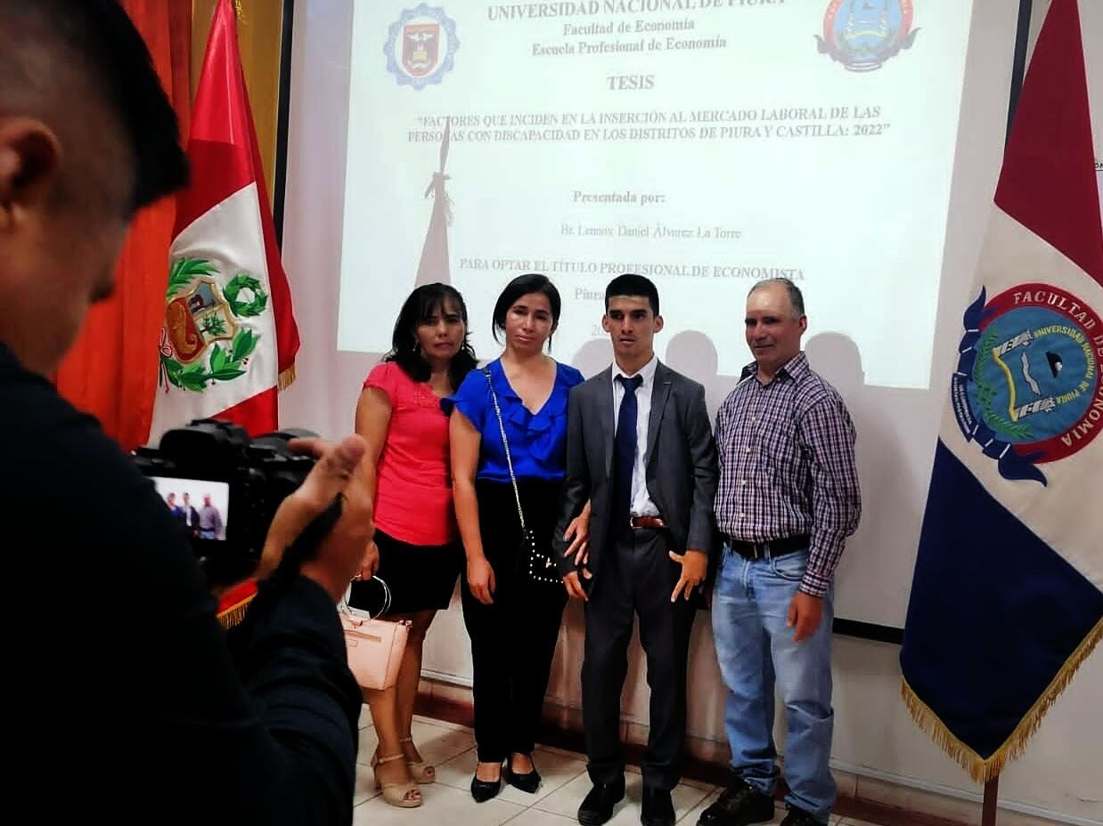 Joven con habilidades diferentes aprobó tesis y se tituló de Economista en la UNP.