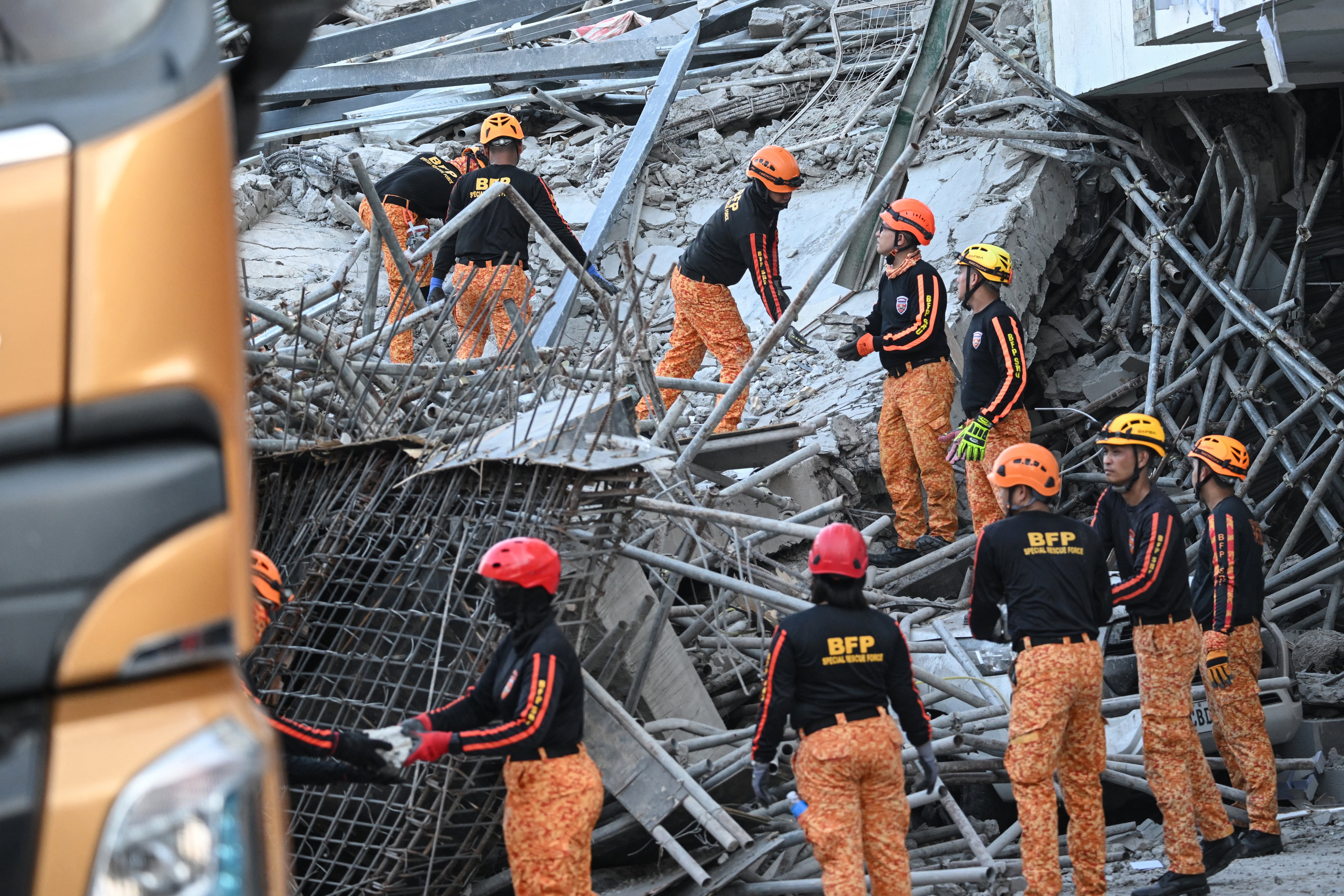 El derrumbe ocurrió en la ciudad de Ángeles, al norte de Manila. Las autoridades reportaron un fallecido, decenas de rescatados y personas atrapadas bajo los escombros. (Photo by Ted ALJIBE / AFP)