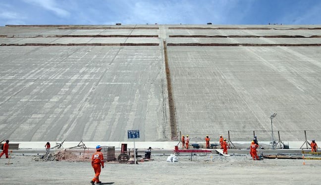 El Midagri anunció que en setiembre se firmará el contrato con la empresa que ejecutará la Línea del Sifón N° 3 Virú y en diciembre se reiniciaría el saldo de obra de la represa Rafael Quevedo de Chavimochic. Esto trae como consecuencia que la actual administración regional concluya sin ver concretarse este megaproyecto.