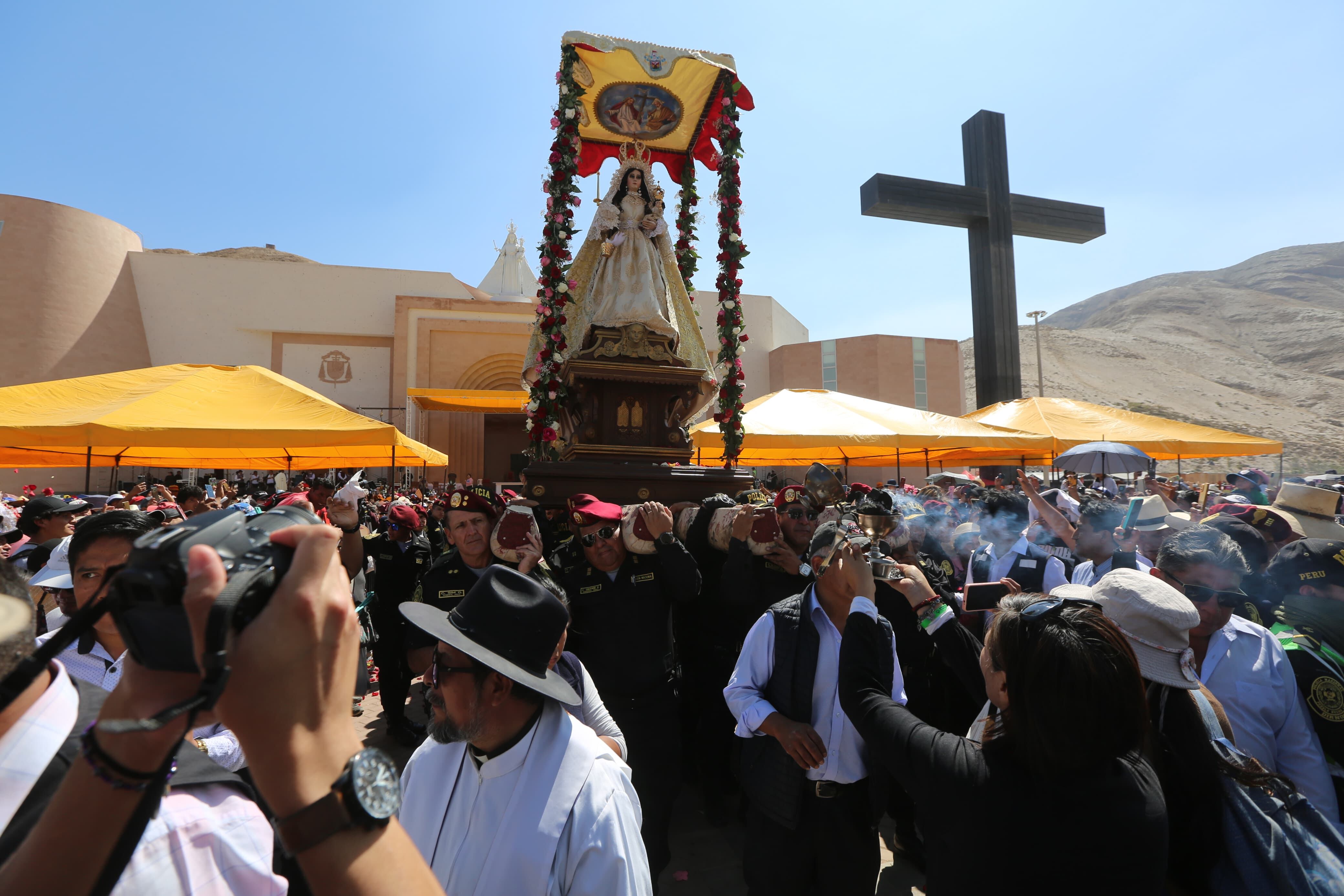 La misa y la procesión continuó en la explanada del Santuario (Foto: Leonardo Cuito)