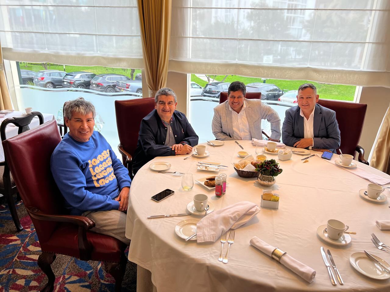 Un eufórico Humberto Acuña (casaca negra) anunció en redes sociales el retorno de Wilfredo Oscorima a APP.