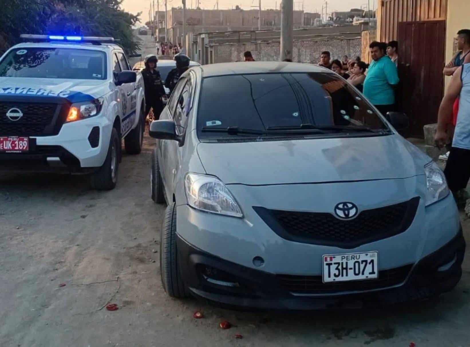 Delincuentes los interceptaron en el sector II Primavera, en el distrito de La Esperanza. Uno de los heridos se debate entre la vida y la muerte.