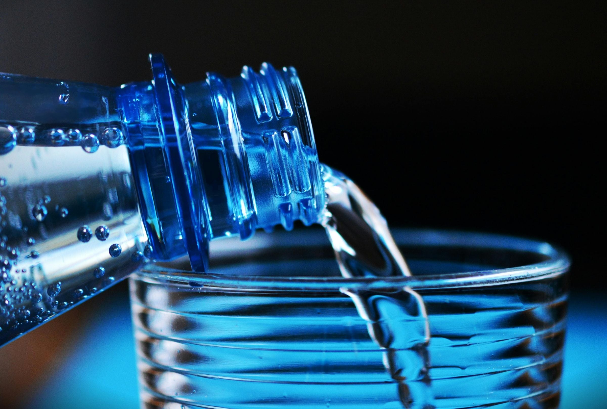 SALUD | Este tipo de agua contiene minerales y otras sustancias disueltas, entonces, ¿qué pasa si tomo mucha agua mineral todos los días?. (Foto: Pixabay)