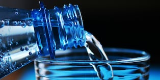 SALUD | Este tipo de agua contiene minerales y otras sustancias disueltas, entonces, ¿qué pasa si tomo mucha agua mineral todos los días?. (Foto: Pixabay)