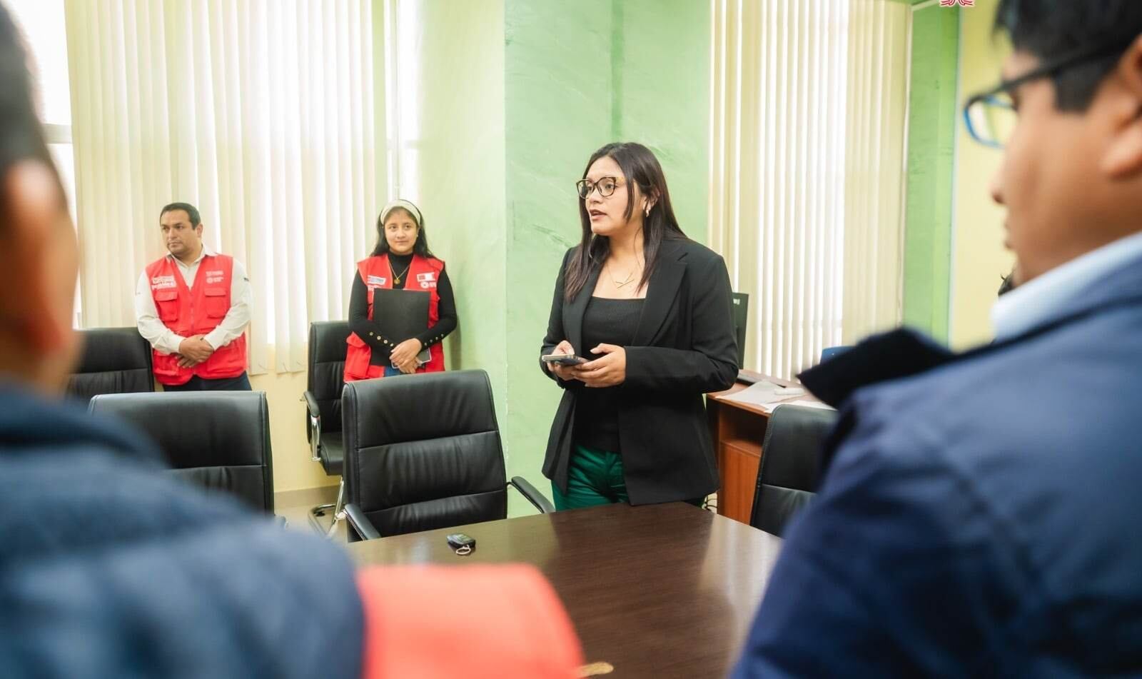 Investigaciones apuntan a cambios que hizo la servidora luego de asumir gestión. Recibe llamadas intimidadorias y señala que hay vehículos que la siguen.