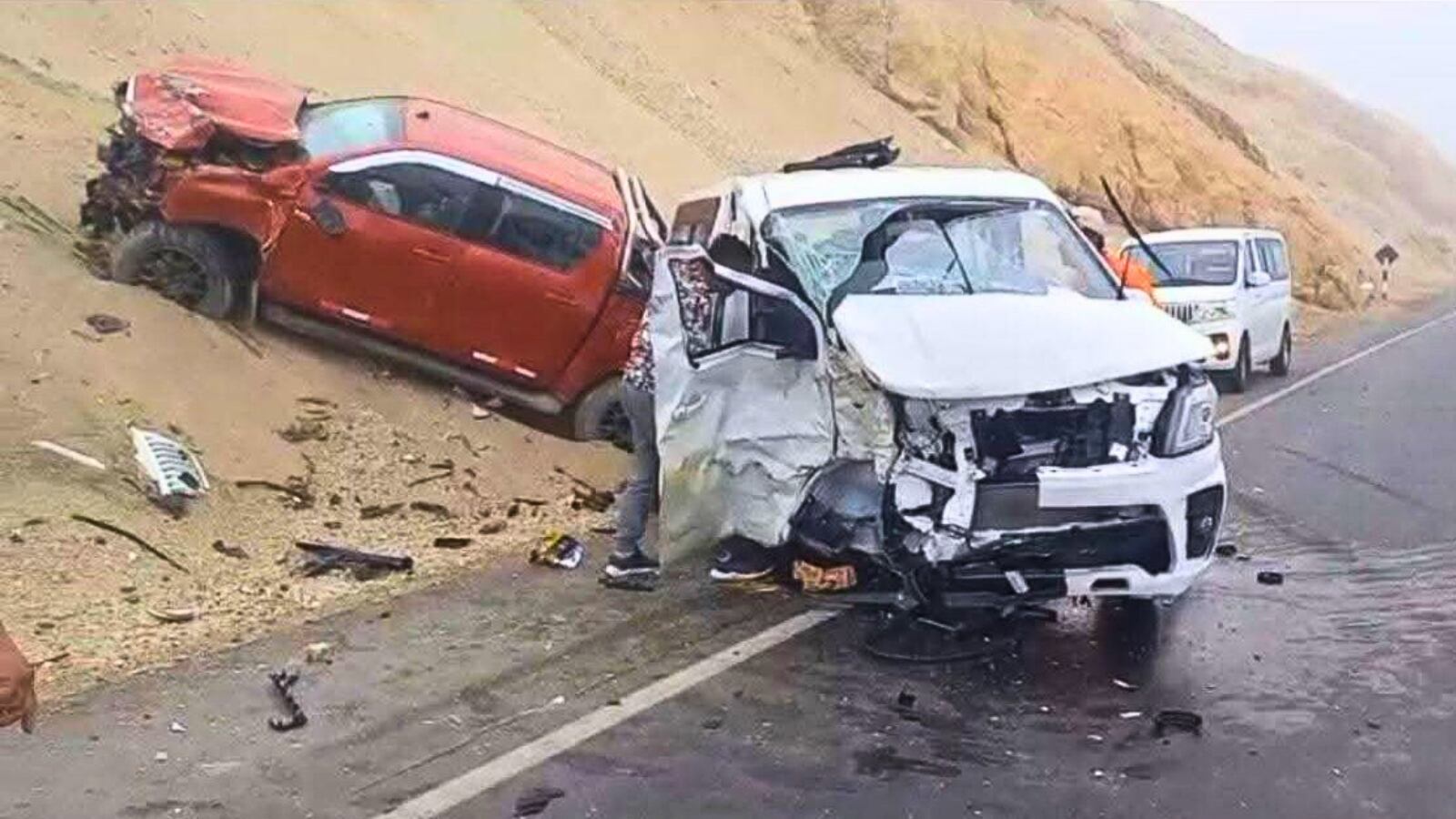Choque entre dos camionetas deja dos heridos y daños materiales en Camaná. Foto: PNP.
