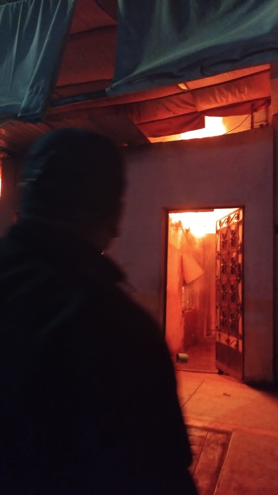 Una adulta mayor tuvo que ser evacuada a un centro de salud por inhalar humo.