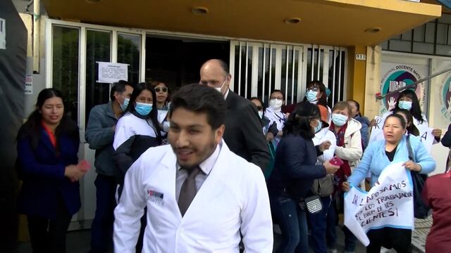 Huancayo: empujan a director regional de Salud y le gritan ¡no a la corrupción!