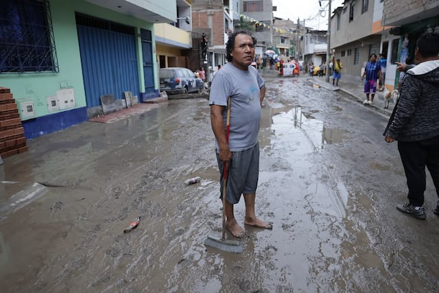 Keiko Fujimori inspecciona zonas afectadas por lluvias en Villa María del Triunfo