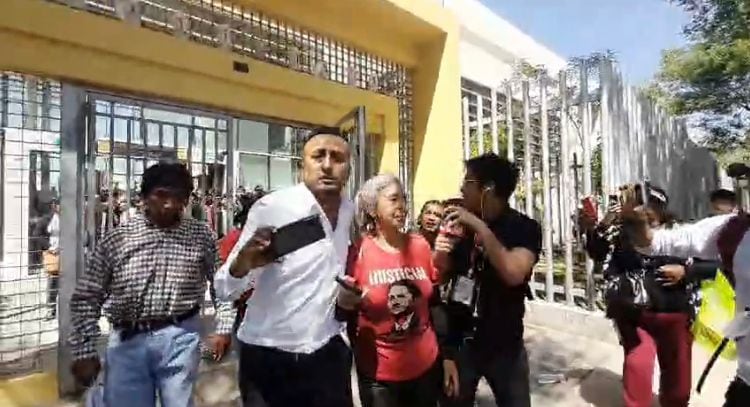Congresista pasó un mal momento cuando llegó al colegio Independencia Americana. (Foto: Captura)