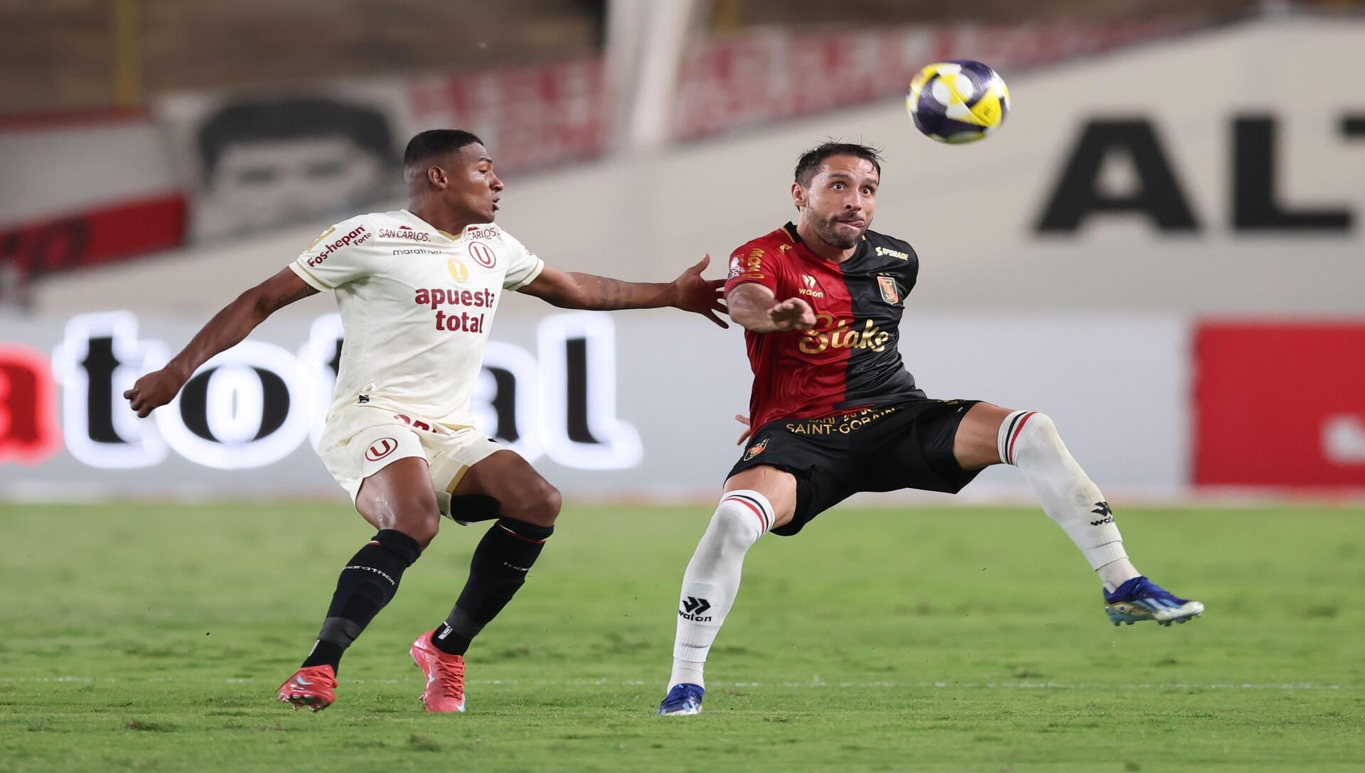 FBC Melgar frente a Cienciano en el Clásico del Sur. (Crédito: Alamy Stock Photo).