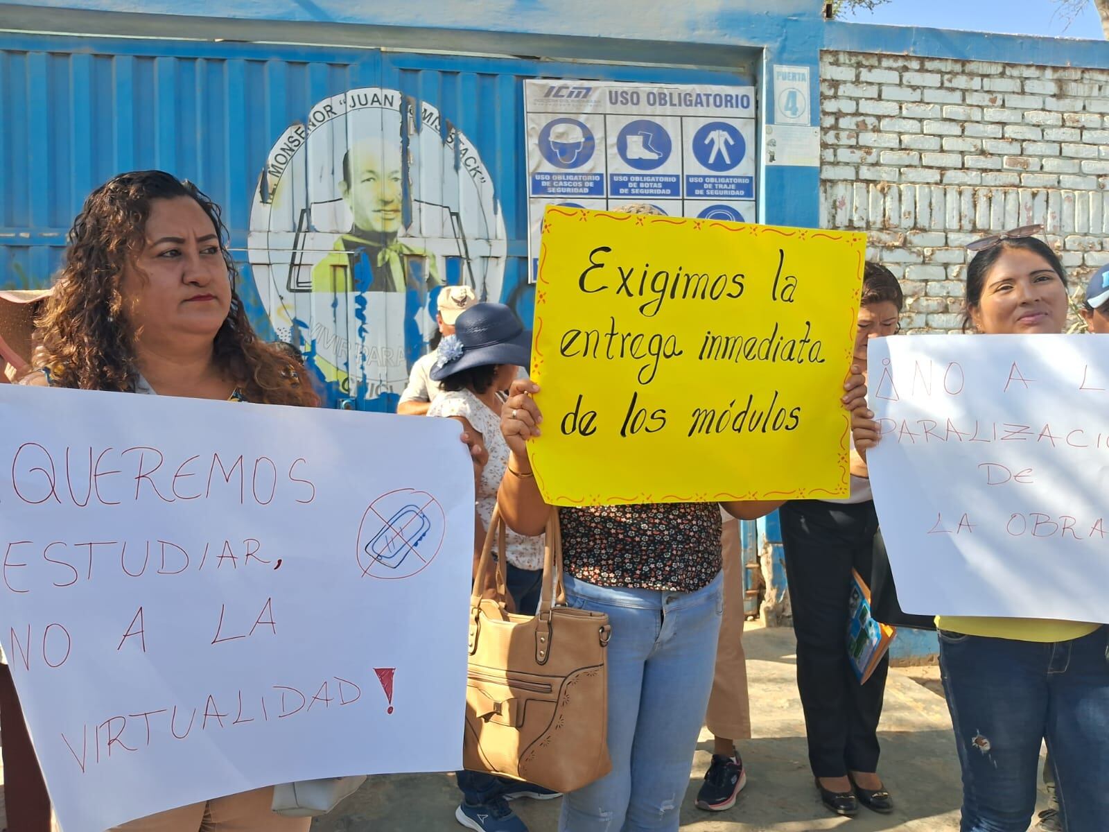 Con carteles en mano, los padres de familia del colegio Juan Tomis protestaron por retraso en obra.
