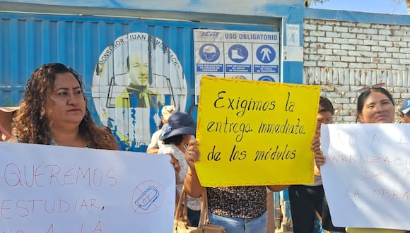 Con carteles en mano, los padres de familia del colegio Juan Tomis protestaron por retraso en obra.