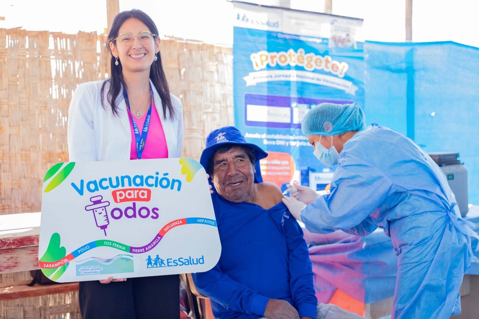 Más de 20 adultos mayores vacunados contra influenza y neumococo en Moquegua. Foto: ESSALUD.