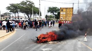 Pescadores bloquean vías y queman llantas en Piura