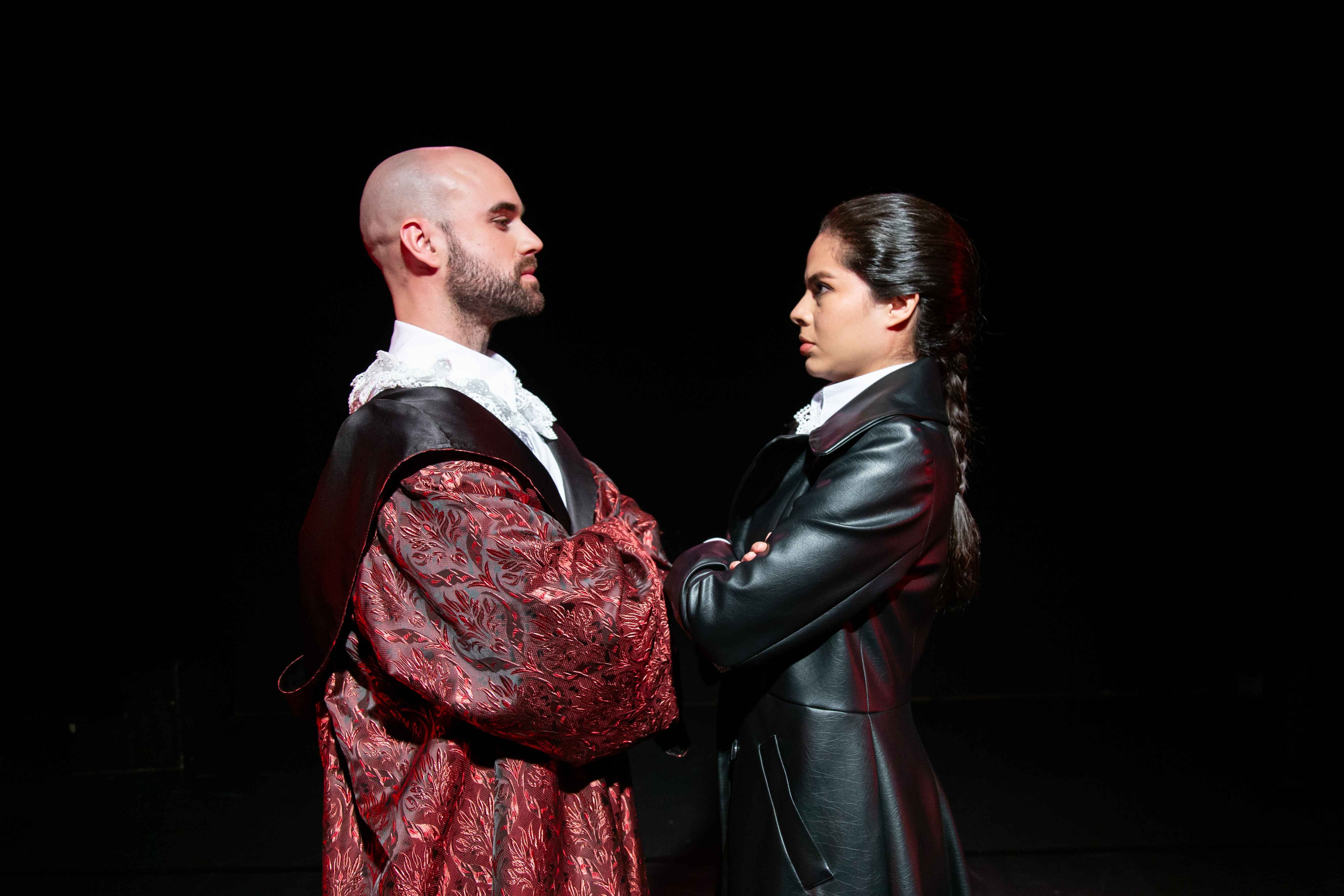 La puesta teatral reinventa el clásico de Drácula con humor y dinamismo en tres funciones dirigidas al público general.