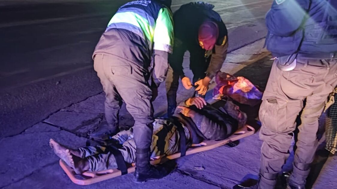 Agentes de serenazgo estabilizaron a la víctima para después trasladarlo al hospital Goyeneche. (Foto: Difusión)