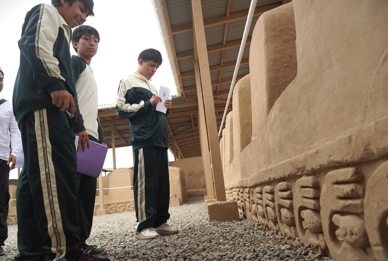 Los visitantes a este espacio observarán los muros de adobe decorados con delicados relieves de ardillas con sus crías, motivo iconográfico del mundo Chimú.