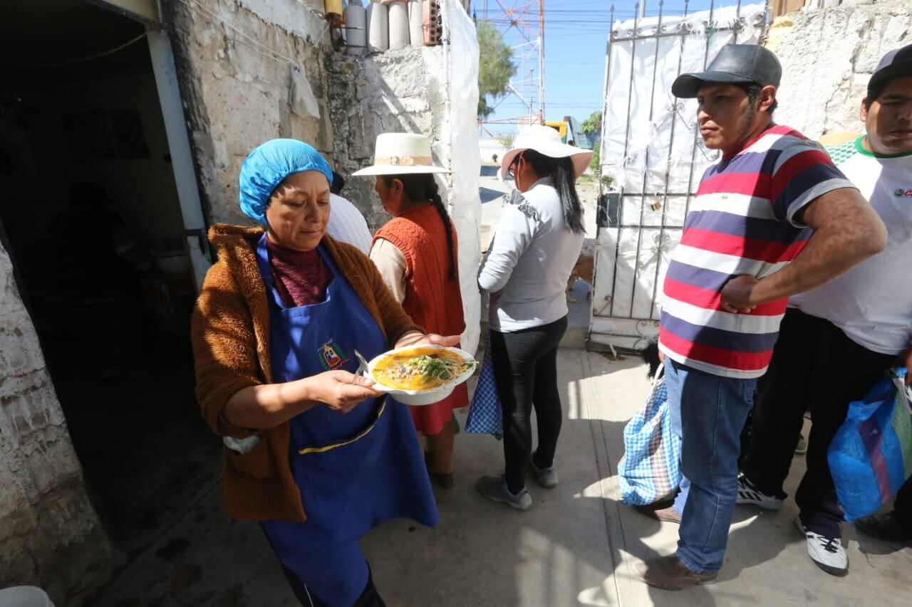 Socias de olla común cocinan todos los días para más de 100 personas en Cayma. (Foto: Leonardo Cuito)