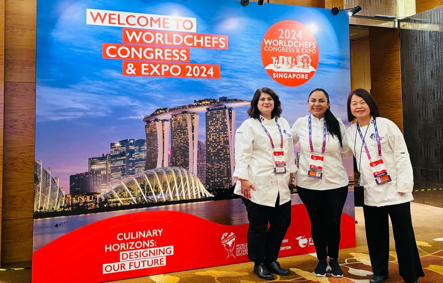 Junto a chefs y expertos culinarios en evento gastronómico internacional en Singapur.