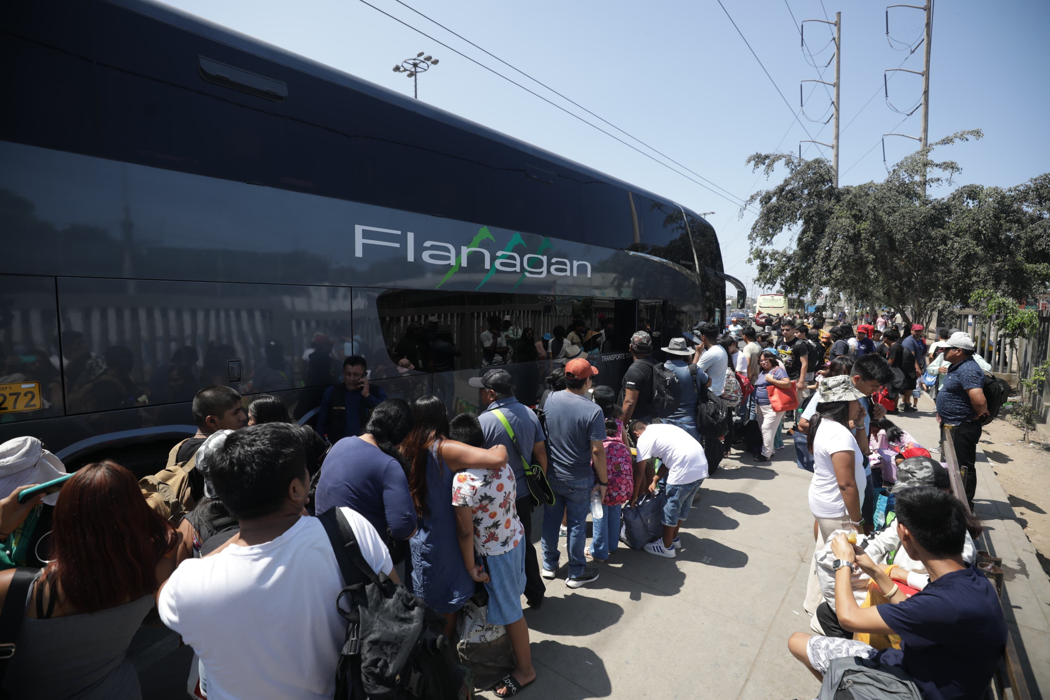 Familias salen de Lima para pasar el feriado largo de Semana Santa en el sur del país. Fotos Britanie Arroyo / @photo.gec