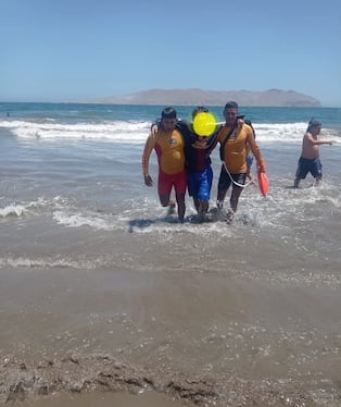 Ica: rescatan a adolescente arrastrado por corriente de retorno en la playa Carhuaz