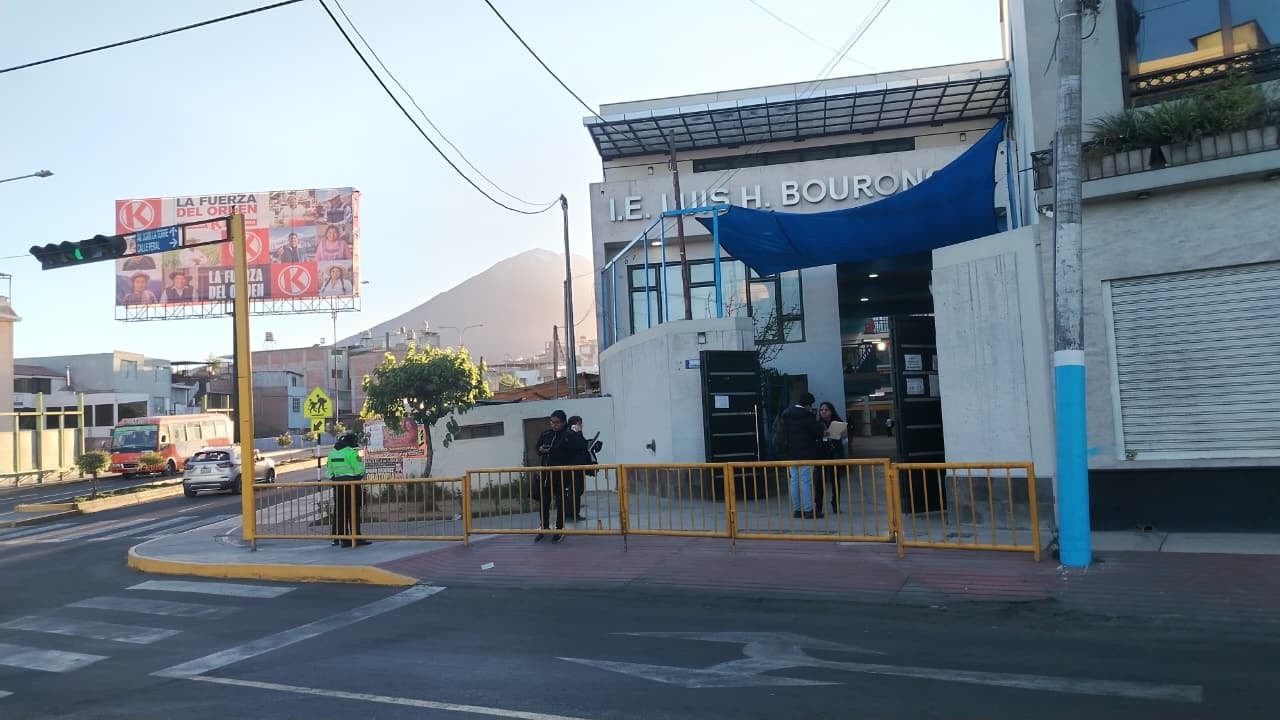 Dejan propaganda electoral junto a local de votación pese a prohibición en Arequipa