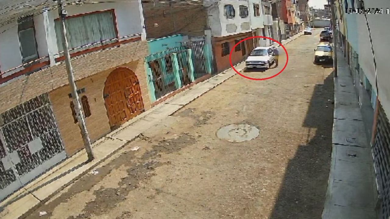Hombre es captado cuando se lleva un automóvil de una calle de la urbanización El Molino.
