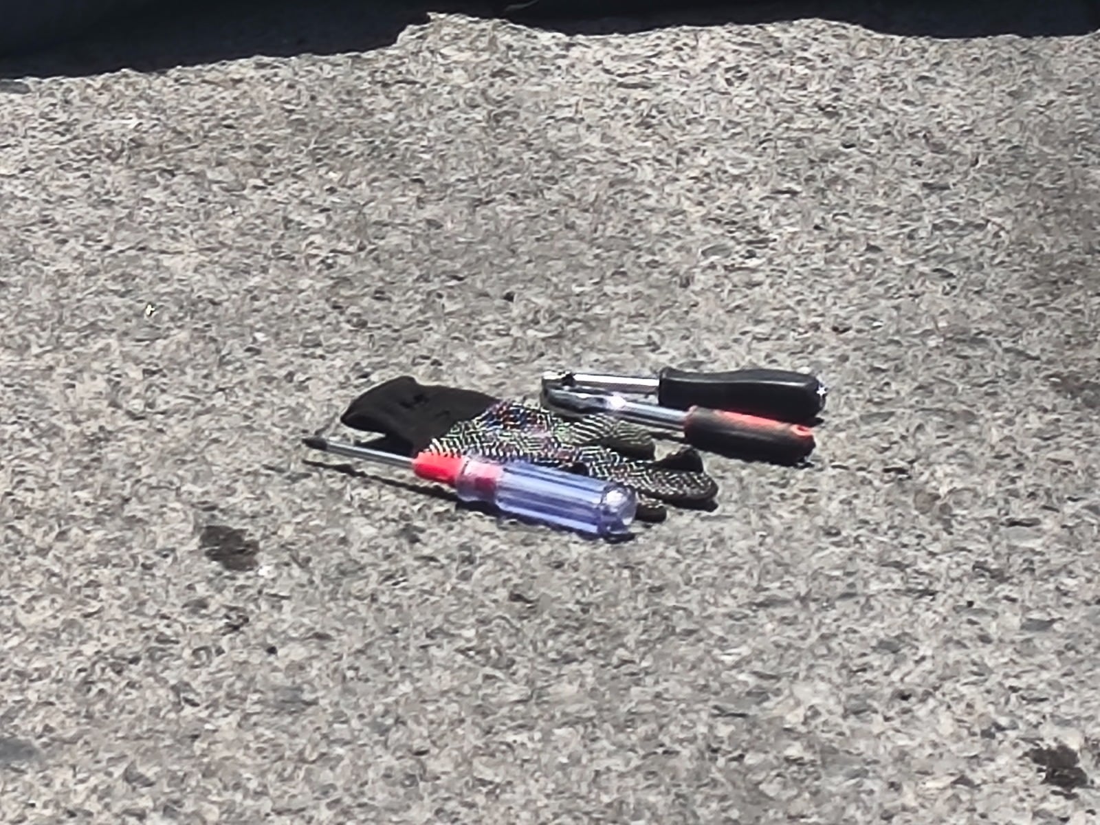 Se les encontró las herramientas, alicate de corte, desarmadores, dos rachis, destornilladores y guantes. (Foto: Correo)