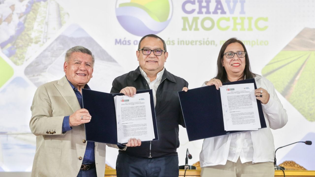 El primer ministro Alberto Otárola arribó a Trujillo y participó en firma. Ministerio de Desarrollo Agrario asume compromiso para culminación de Palo Redondo.
