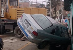 Trujillo: Maquinaria pesada choca contra automóvil y lo empotra en vivienda