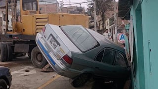Trujillo: Maquinaria pesada choca contra automóvil y lo empotra en vivienda
