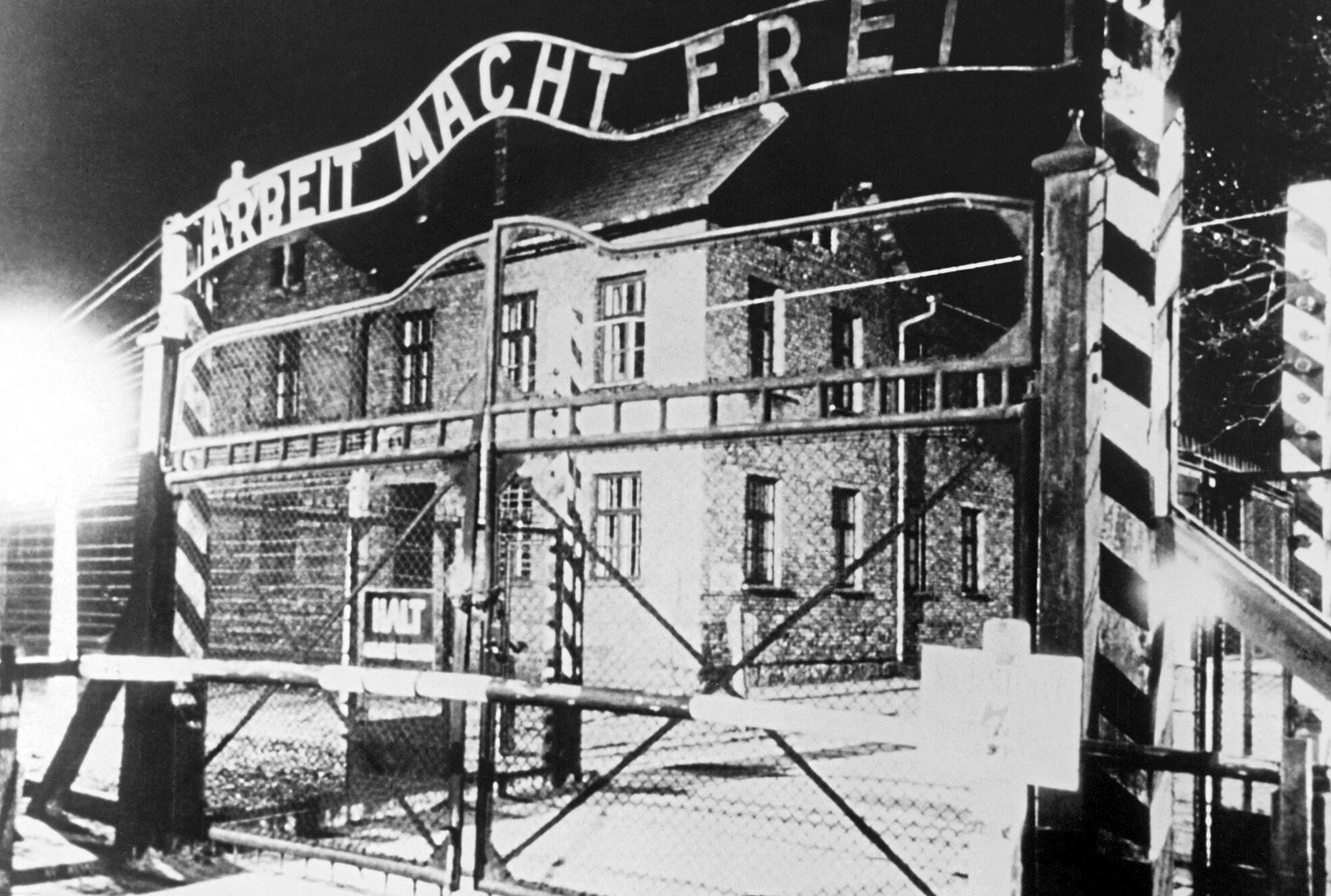 Infame letrero a la entrada de Auschwitz: “El trabajo libera”. (Photo by AFP)