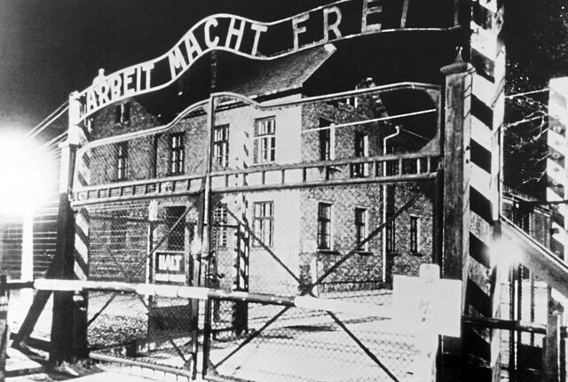 Infame letrero a la entrada de Auschwitz: “El trabajo libera”. (Photo by AFP)