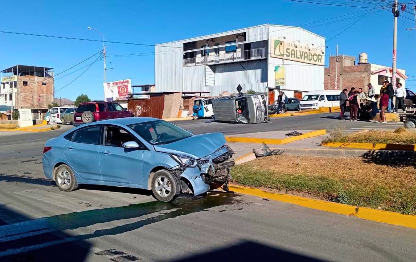 Arequipa: Choque entre minivan y auto deja una persona herida en Socabaya