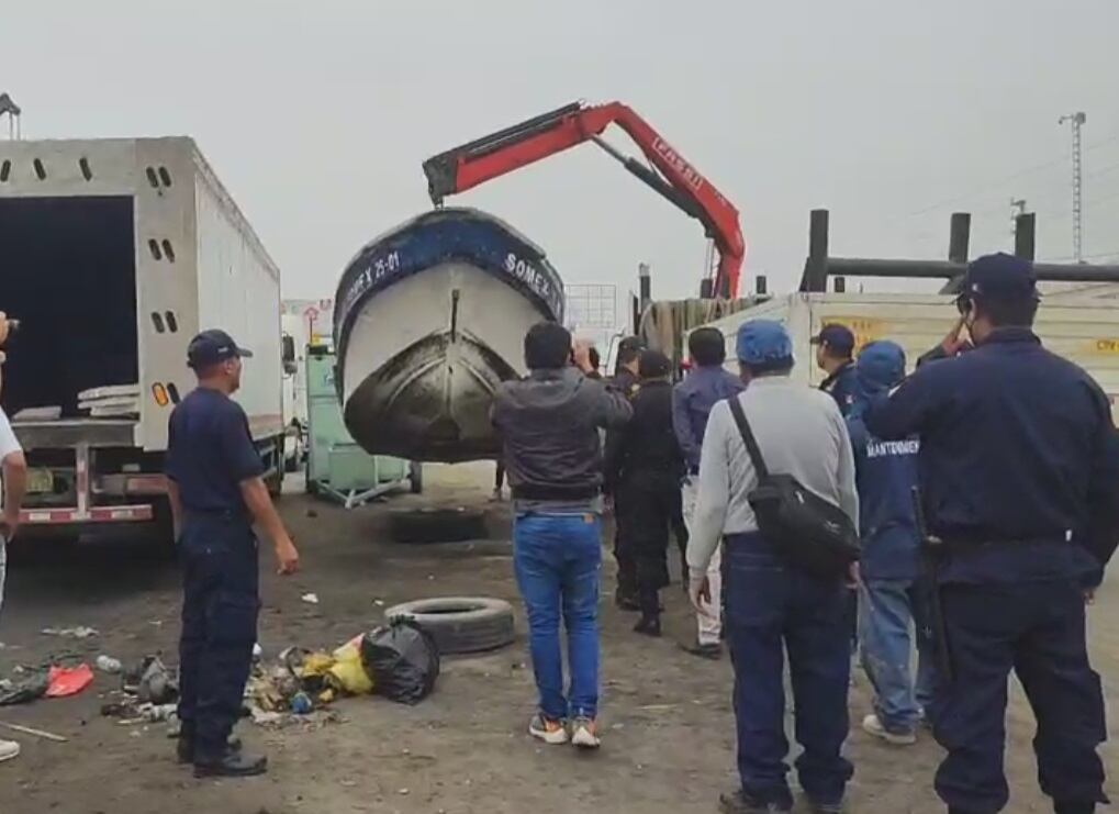 Con una grúa se retiró una embarcación que se encontraba en medio de la transitada vía.