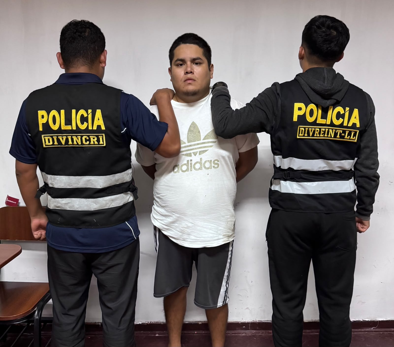Registra orden de detención que no prescribe y notificación roja de Interpol.