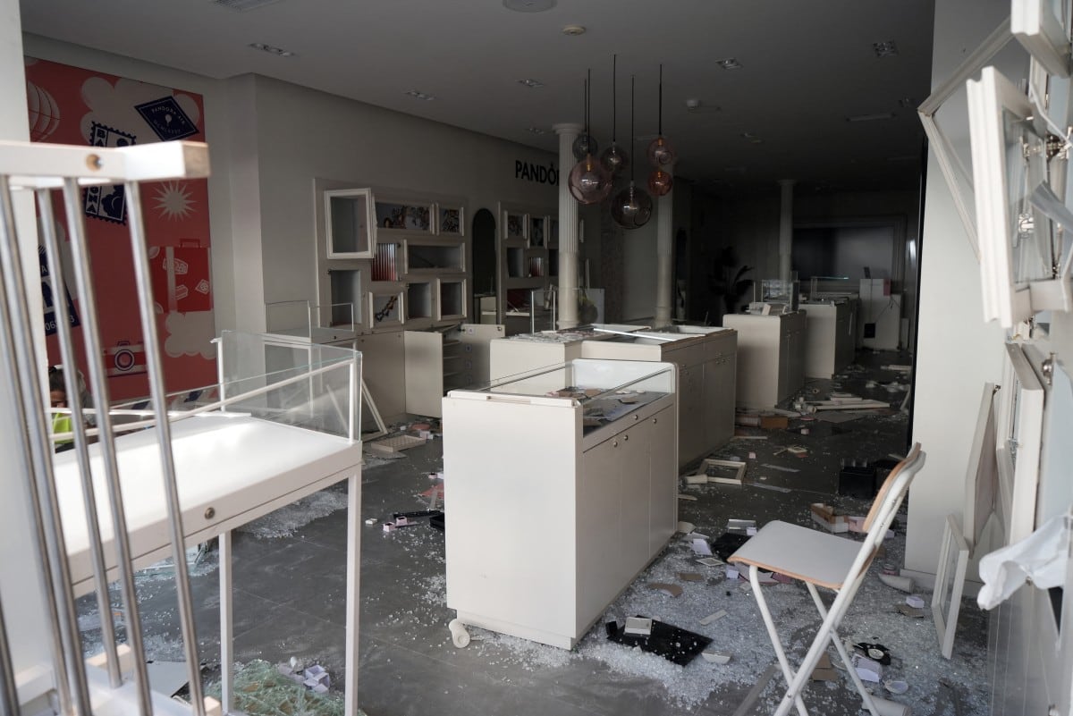 Una concentración convocada por redes sociales terminó con actos vandálicos, incendios y comercios saqueados en el centro de Barcelona, España. Los Mossos d’Esquadra investigan los hechos y la participación de decenas de menores de edad. (Photo by Manaure QUINTERO / AFP)