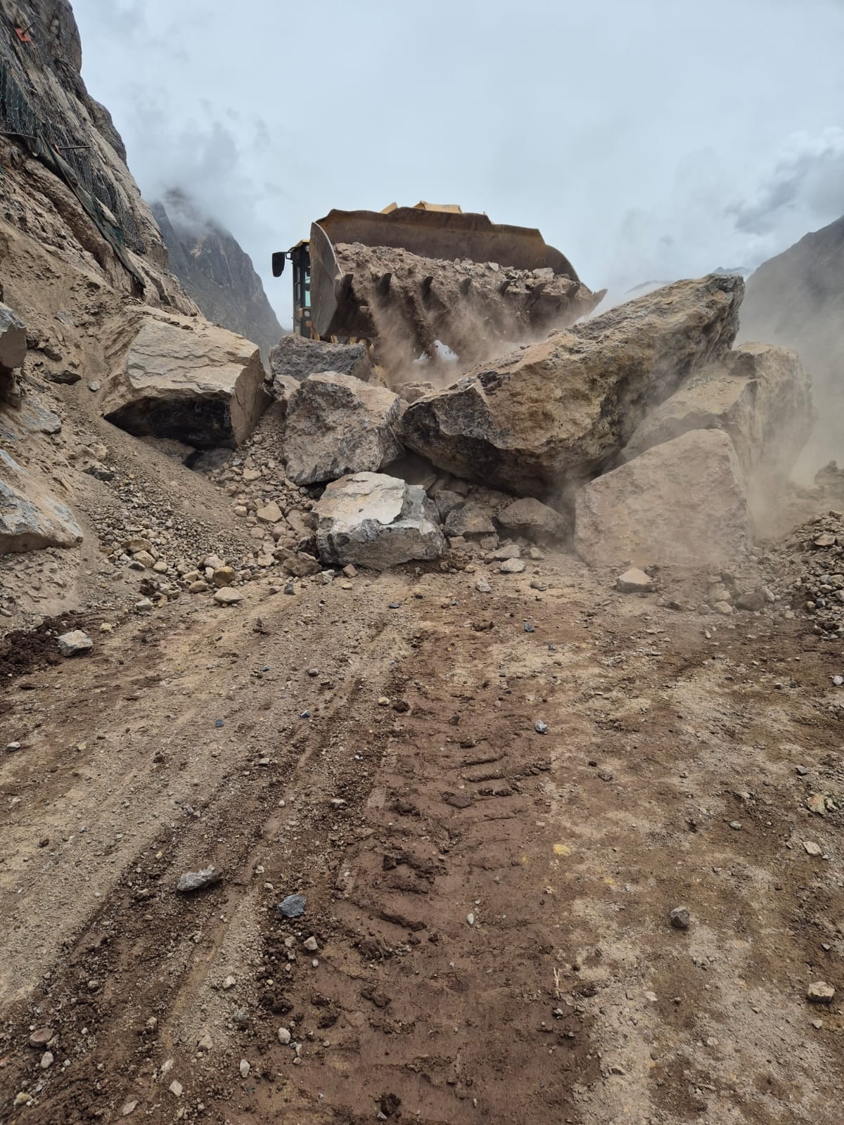 Derrumbe de rocas y tierra en Pampamarca, La Unión, debido a intensas lluvias. Foto: Municipalidad de Pampamarca.