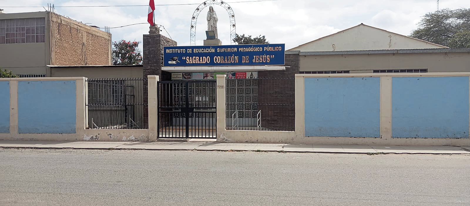 Instituto Sagrado Corazòn de Jesús se ubica en el distrito de José Leonardo Ortiz.