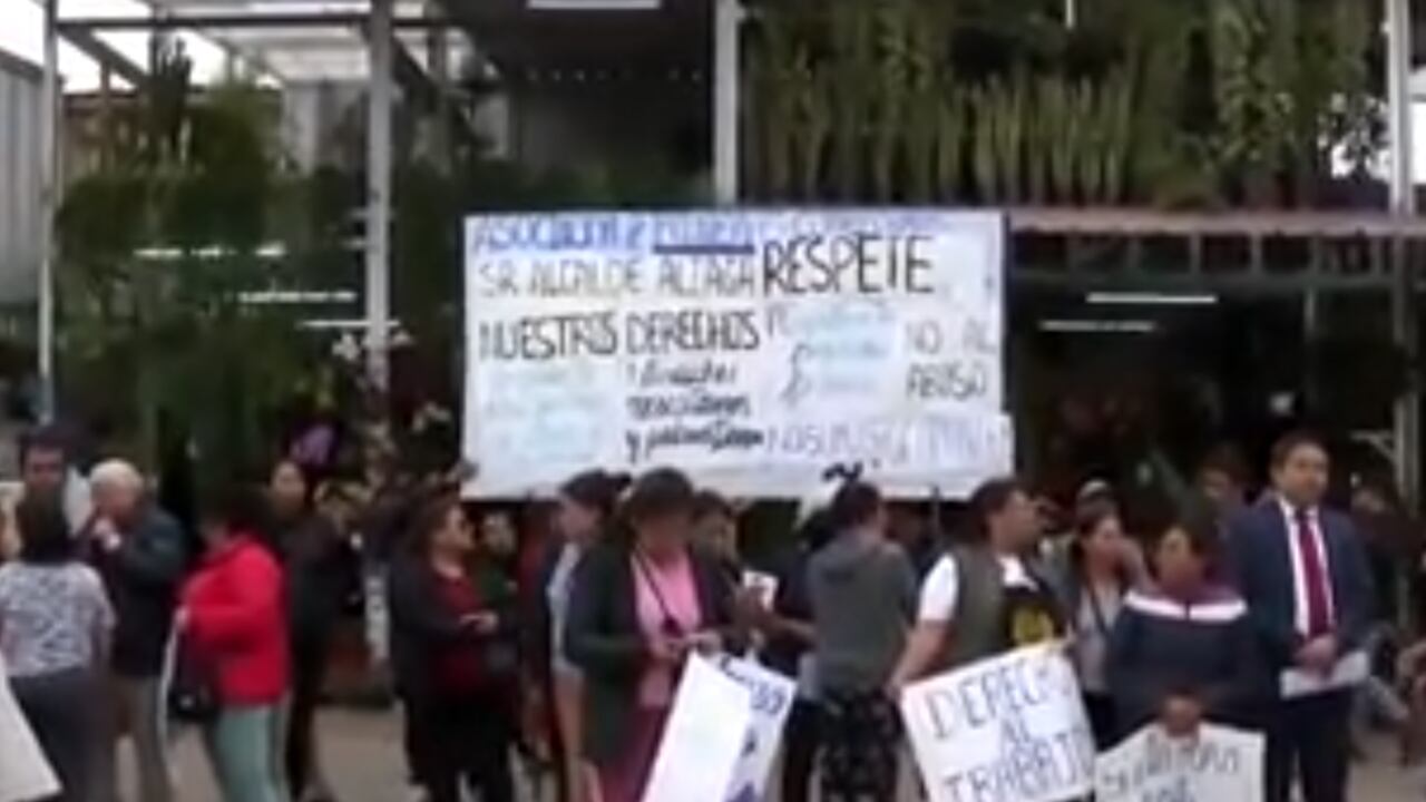Son más de 200 trabajadores afectados por esta medida, quienes se resisten a dejar el espacio que lo tienen por cerca de 25 años.
