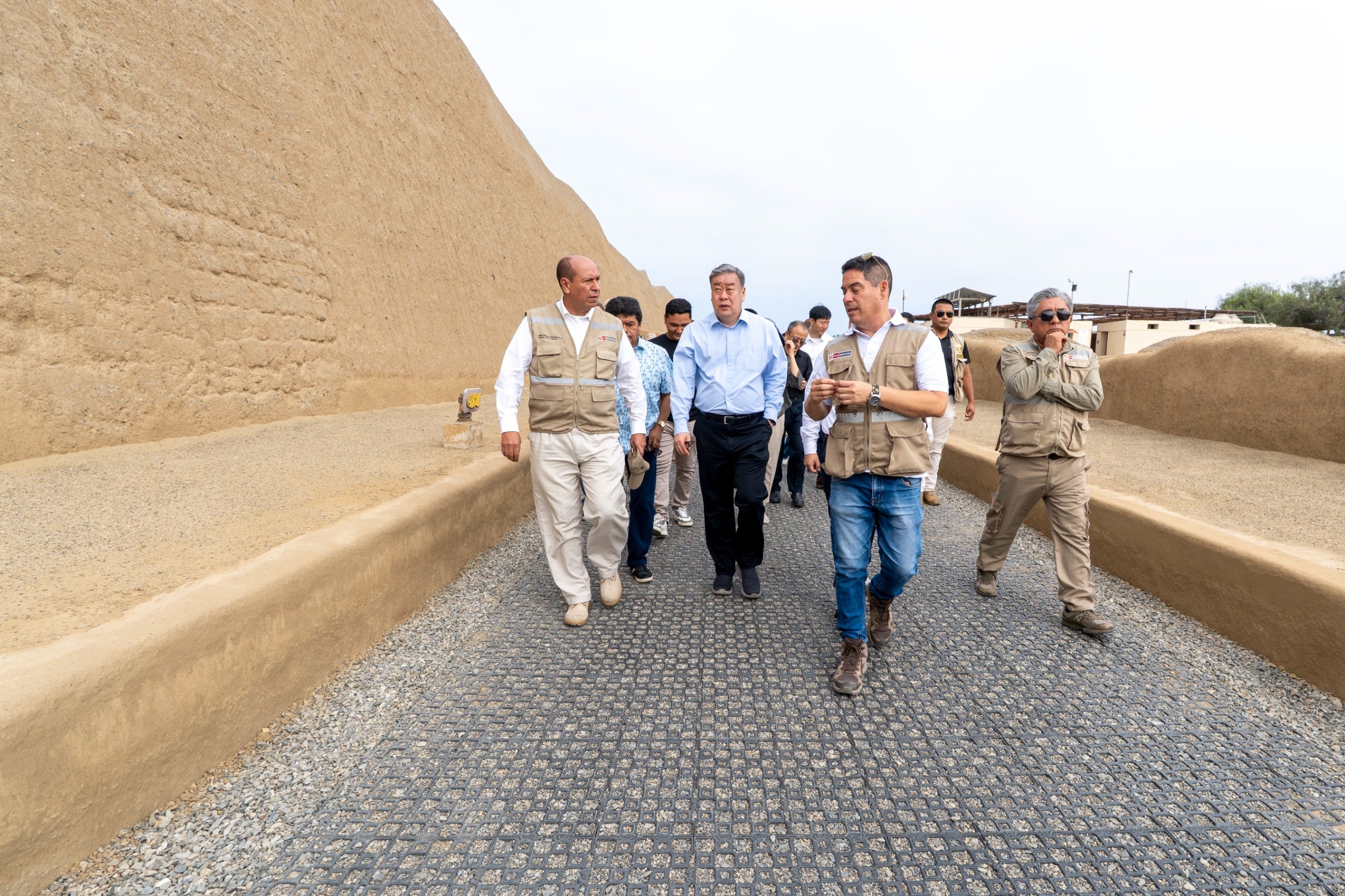 La delegación diplomática y empresarial, liderada por el embajador Song Yang, recorrió el sitio arqueológico y abordó acuerdos para difusión internacional y cooperación en conservación ante eventos climáticos.