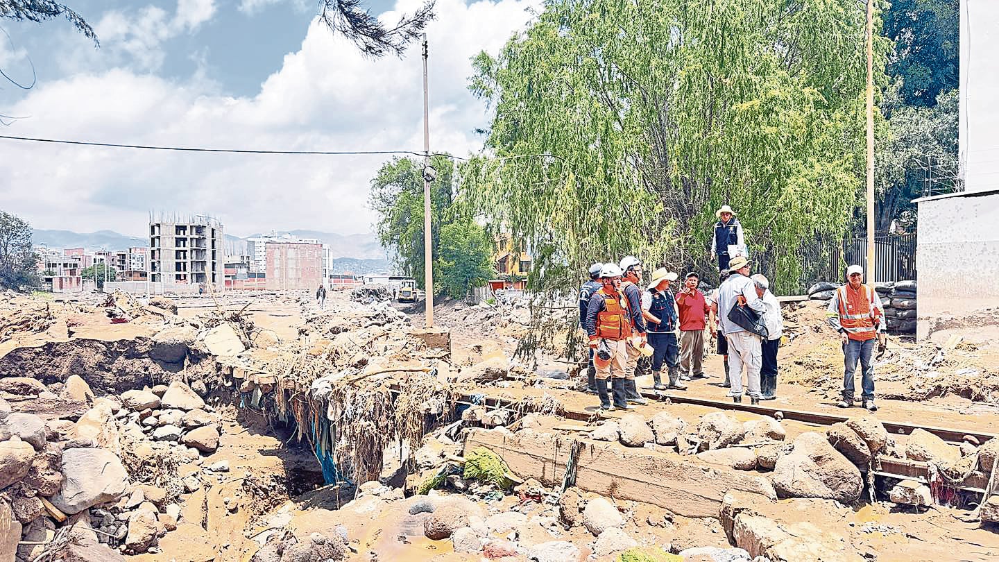 En la urbanización Santa Fe,en Yanahuara, se desbordó otra vez la torrentera Chullo. Foto: Municipalidad de Sachaca.