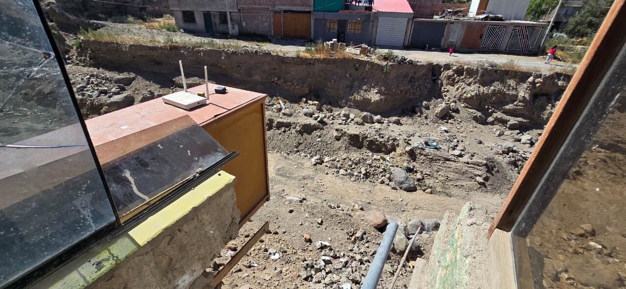 Viviendas al borde del abismo en Cayma y vecinos deben esperar hasta agosto para una respuesta (Foto: Omar Cruz)