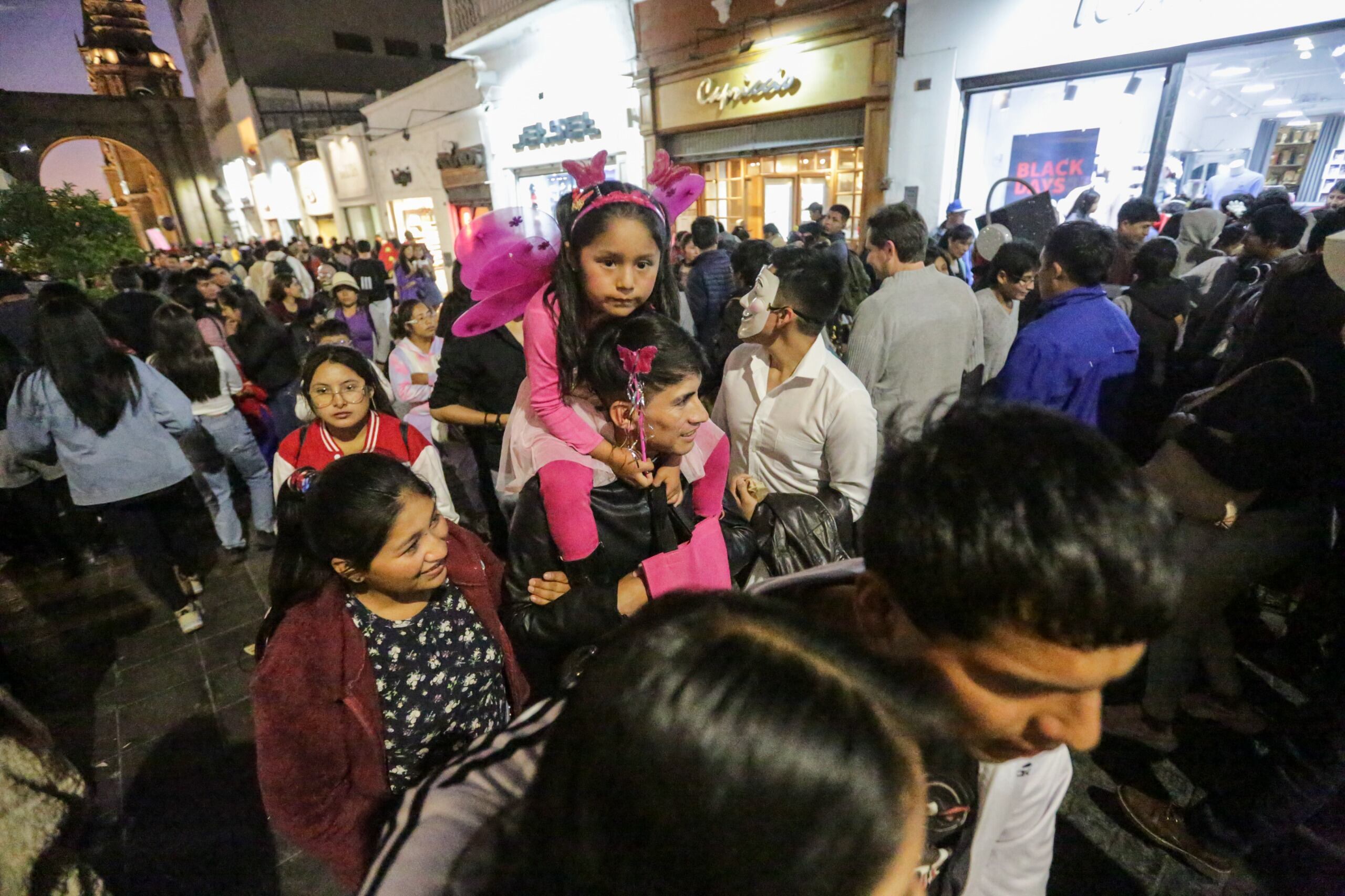La calle Mercaderes fue la más abarrotado por los niños para pedir dulces, debido a que es una zona comercial (Foto: Leonardo Cuito)