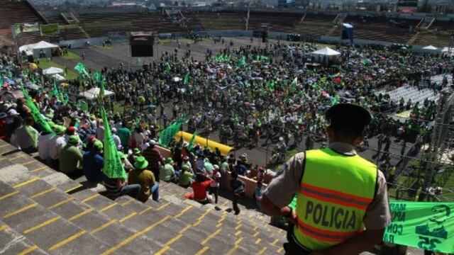 Rafael Correa suspende actos de campaña tras asesinato de dos simpatizantes