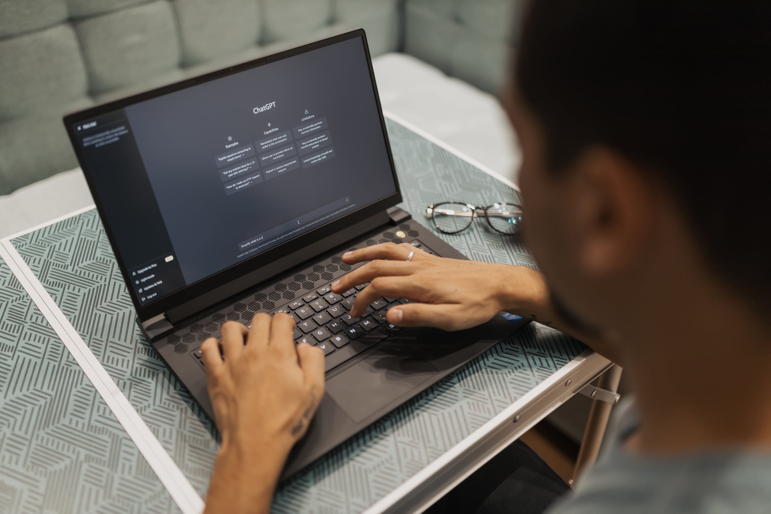 La inteligencia artificial permite producir textos, imágenes y campañas en minutos. El reto para empresas y emprendedores es aprovechar esa velocidad sin sacrificar diferenciación, estrategia ni coherencia de marca.