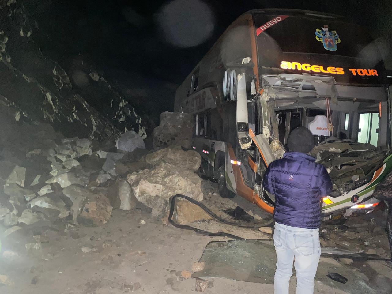Derrumbe en la Panamericana Sur: Dos pasajeros heridos fueron trasladados al hospital de Camaná