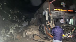 Derrumbe en la Panamericana Sur: Dos pasajeros heridos fueron trasladados al hospital de Camaná